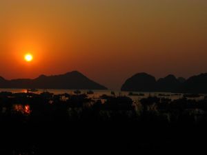 Couché de soleil dans la Baie d'Halong